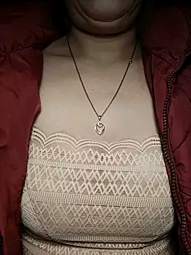 YiyinLy online show from 11.25.25