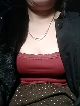 YiyinLy online show from 12.18.25