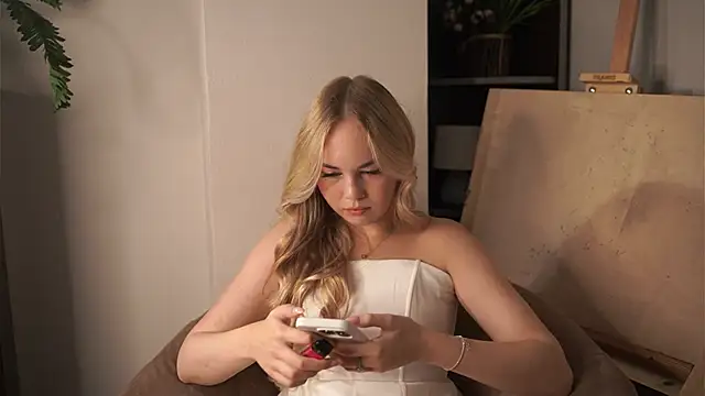 Snapshot of AshlieJauch chatting on 10.17.25 AshlieJauch online show from 10.17.25