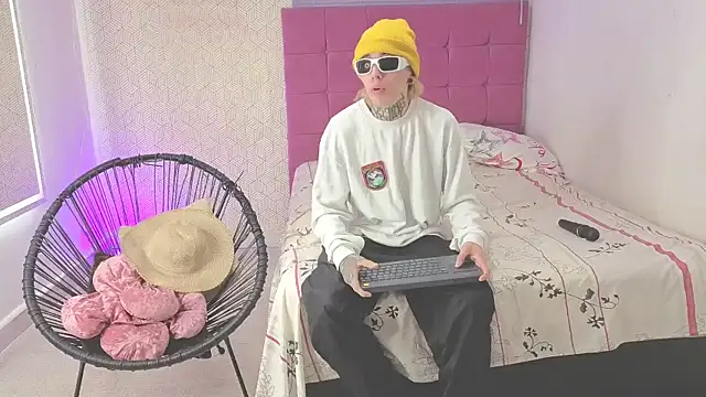 Snapshot of lily_and_wan chatting on 10.29.25 lily and wan online show from 10.29.25