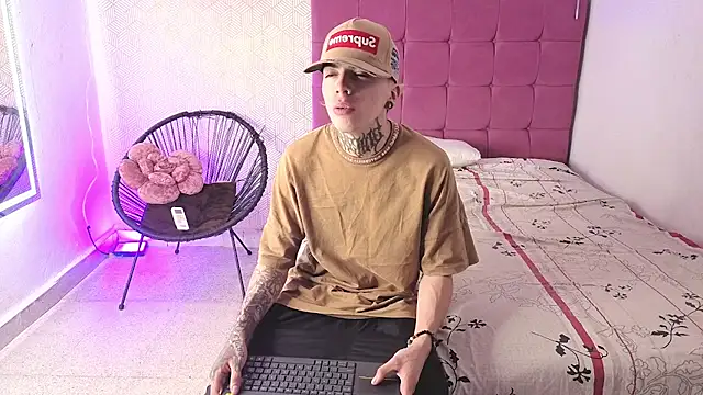 Snapshot of lily_and_wan chatting on 11.02.25 lily and wan online show from 11.02.25