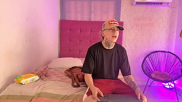 Snapshot of lily_and_wan chatting on 12.01.25 lily and wan online show from 12.01.25