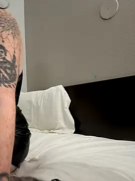 Snapshot of Badwolffxo chatting on 10.19.25 Badwolffxo online show from 10.19.25