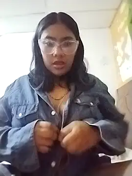 Snapshot of Kira_Lu chatting on 10.18.25 Kira Lu online show from 10.18.25