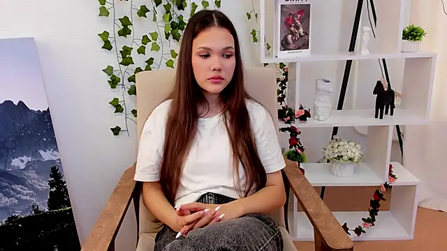 Snapshot of LynnaLowrance chatting on 10.15.25 LynnaLowrance online show from 10.15.25