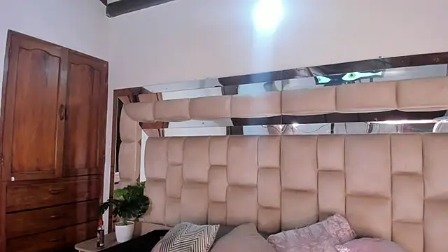 Snapshot of Hanna_Garciia chatting on 10.29.25 Hanna Garciia online show from 10.29.25