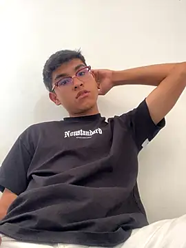 Muchachito18 online show from 10.15.25