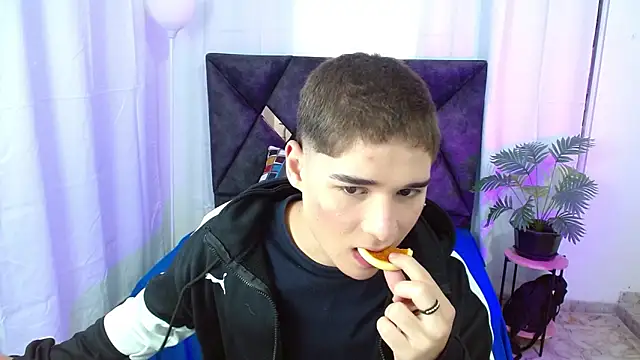 Snapshot of Mattass18 chatting on 10.18.25 Mattass18 online show from 10.18.25