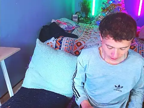 Snapshot of Latin_boysxxxx chatting on 12.15.25 Latin boysxxxx online show from 12.15.25