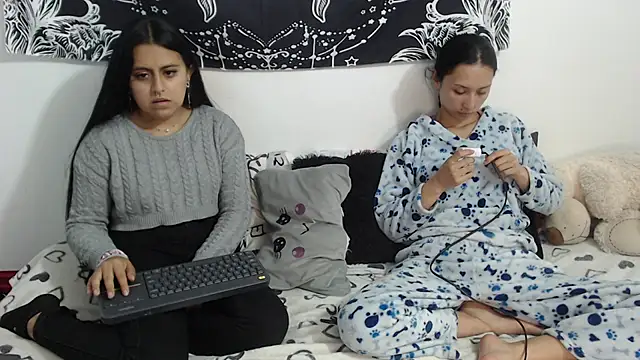 Snapshot of abby_n_emily chatting on 04.27.26 abby n emily online show from 04.27.26