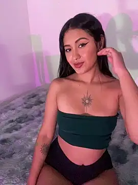 Snapshot of Emilux_ chatting on 04.05.26 Emilux online show from 04.05.26