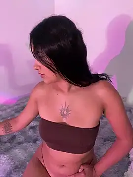 Snapshot of Emilux_ chatting on 04.06.26 Emilux online show from 04.06.26