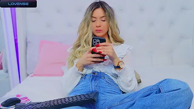 Snapshot of AriannaSins chatting on 12.21.24 AriannaSins online show from 12.21.24