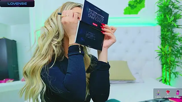 Snapshot of AriannaSins chatting on 12.23.24 AriannaSins online show from 12.23.24