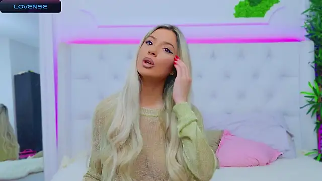 Snapshot of AriannaSins chatting on 12.30.24 AriannaSins online show from 12.30.24