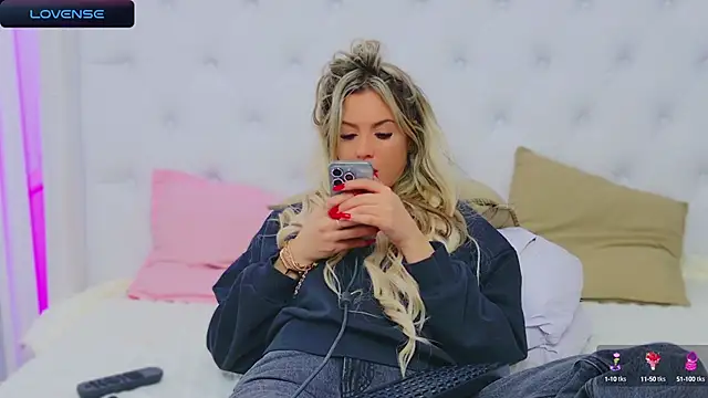 Snapshot of AriannaSins chatting on 01.04.25 AriannaSins online show from 01.04.25