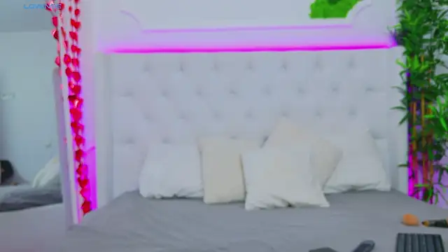 Snapshot of AriannaSins chatting on 03.10.25 AriannaSins online show from 03.10.25