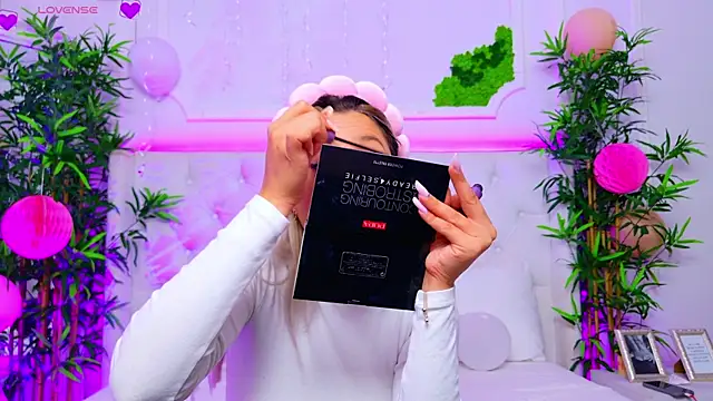 Snapshot of AriannaSins chatting on 09.17.25 AriannaSins online show from 09.17.25