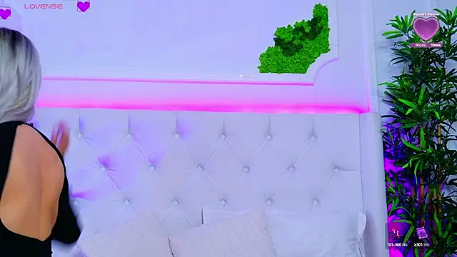 Snapshot of AriannaSins chatting on 10.16.25 AriannaSins online show from 10.16.25