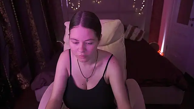 Snapshot of QueenEvieX chatting on 04.21.26 QueenEvieX online show from 04.21.26