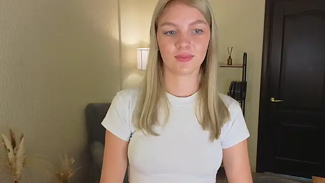 Snapshot of Susan_Sanders_ chatting on 10.18.25 Susan Sanders  online show from 10.18.25