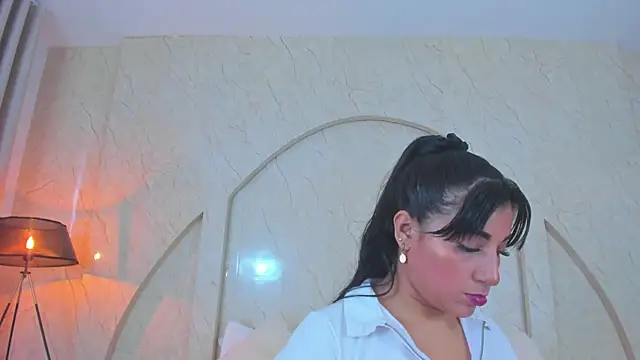 Snapshot of Antonella_Russo1 chatting on 12.20.25 Antonella Russo1 online show from 12.20.25