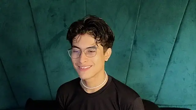 Aaron Eze online show from 10.31.25