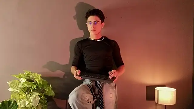 Aaron Eze online show from 11.26.25