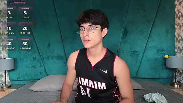 Aaron Eze online show from 02.04.26