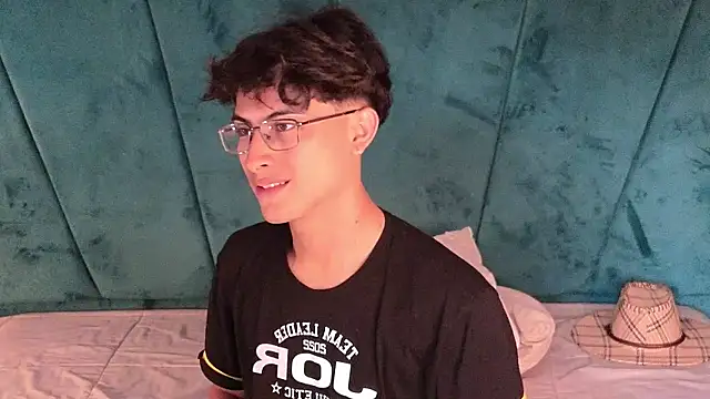 Aaron Eze online show from 04.04.26