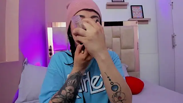 Snapshot of Eviiece chatting on 11.04.25 Eviiece online show from 11.04.25