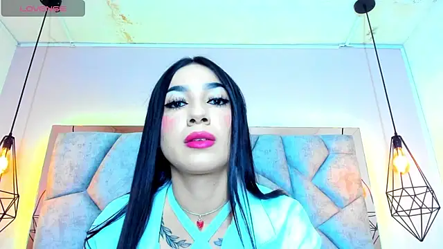 Snapshot of DollRaven chatting on 10.23.25 DollRaven online show from 10.23.25