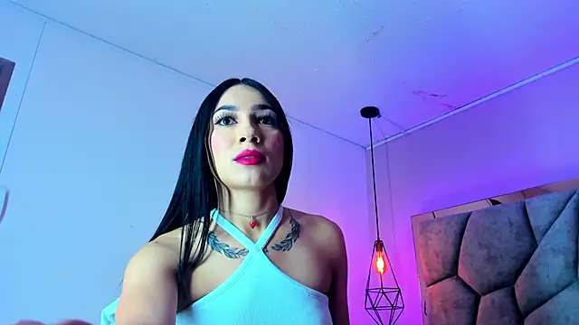 Snapshot of DollRaven chatting on 10.28.25 DollRaven online show from 10.28.25