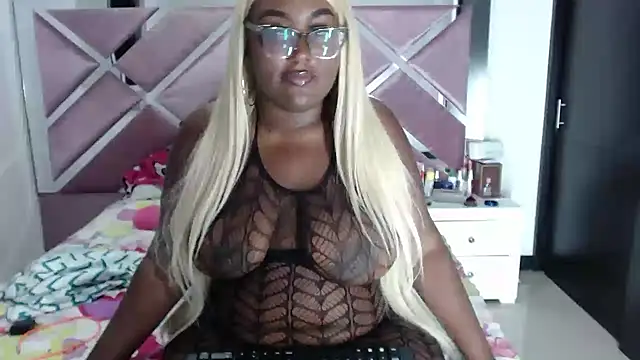 Snapshot of Antonellabigass chatting on 10.22.25 Antonellabigass online show from 10.22.25