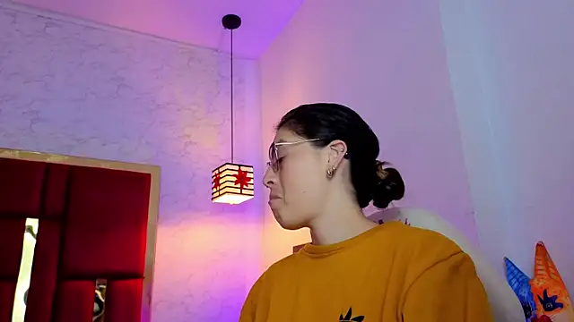 Snapshot of moon_winy chatting on 05.18.26 moon winy online show from 05.18.26