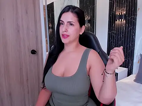 Snapshot of chloe_toms chatting on 10.25.25 chloe toms online show from 10.25.25