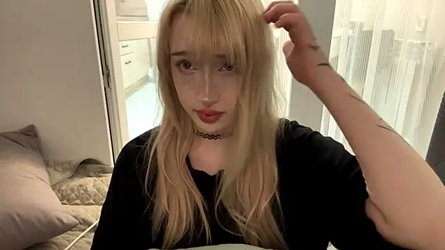 Snapshot of Milkmoriee chatting on 10.18.25 Milkmoriee online show from 10.18.25