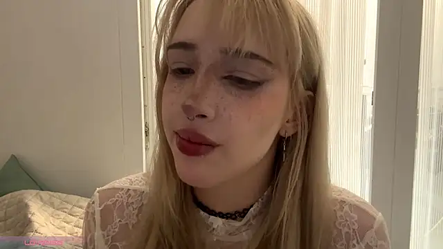 Snapshot of Milkmoriee chatting on 10.19.25 Milkmoriee online show from 10.19.25
