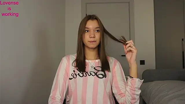 Snapshot of BrynnHolverson chatting on 11.01.25 BrynnHolverson online show from 11.01.25