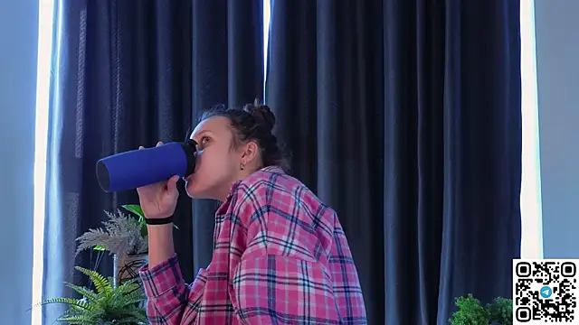 Snapshot of FoxFever chatting on 11.04.25 FoxFever online show from 11.04.25