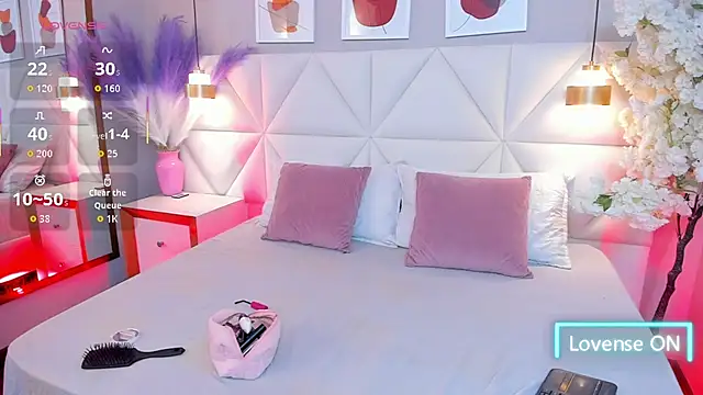 Samantha  roberts online show from 10.28.25