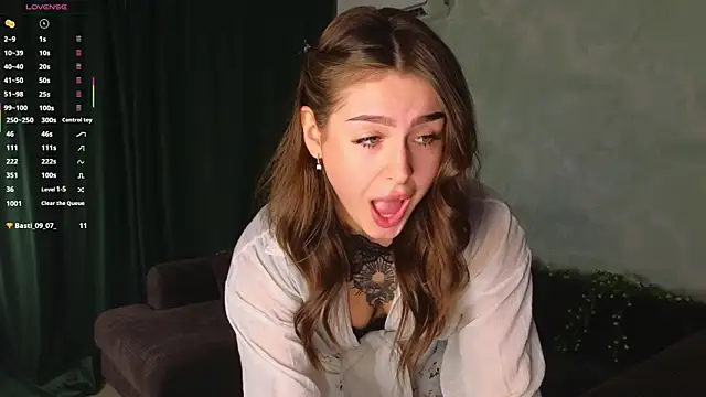 Snapshot of TinyMollys chatting on 10.29.25 TinyMollys online show from 10.29.25