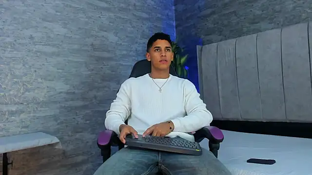 Snapshot of Zayne_cross chatting on 10.17.25 Zayne cross online show from 10.17.25