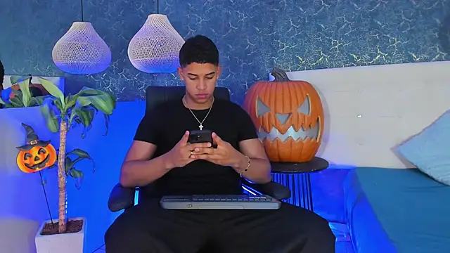 Snapshot of Zayne_cross chatting on 10.18.25 Zayne cross online show from 10.18.25