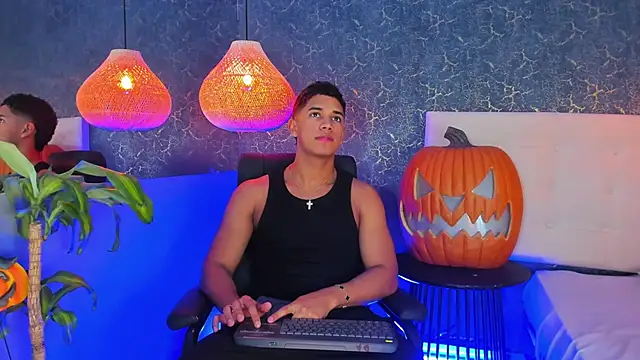 Snapshot of Zayne_cross chatting on 10.20.25 Zayne cross online show from 10.20.25