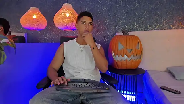 Snapshot of Zayne_cross chatting on 10.21.25 Zayne cross online show from 10.21.25