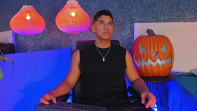 Snapshot of Zayne_cross chatting on 10.22.25 Zayne cross online show from 10.22.25