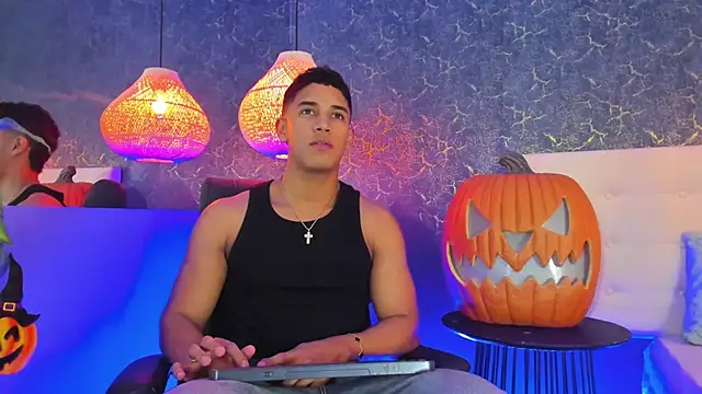 Snapshot of Zayne_cross chatting on 10.24.25 Zayne cross online show from 10.24.25