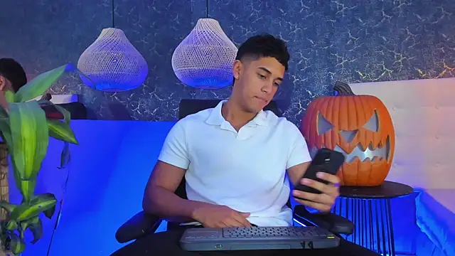 Snapshot of Zayne_cross chatting on 10.25.25 Zayne cross online show from 10.25.25