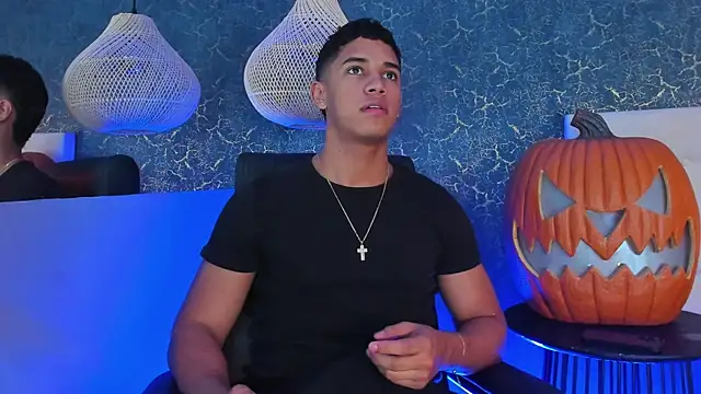 Snapshot of Zayne_cross chatting on 10.28.25 Zayne cross online show from 10.28.25